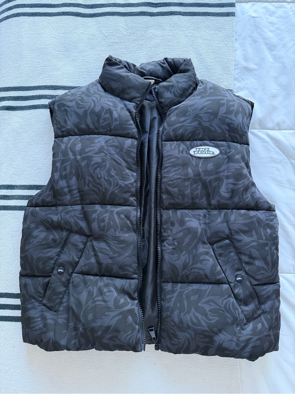 H&M No Fear Black Gray Tribal Puffer Vest XXL Y2K